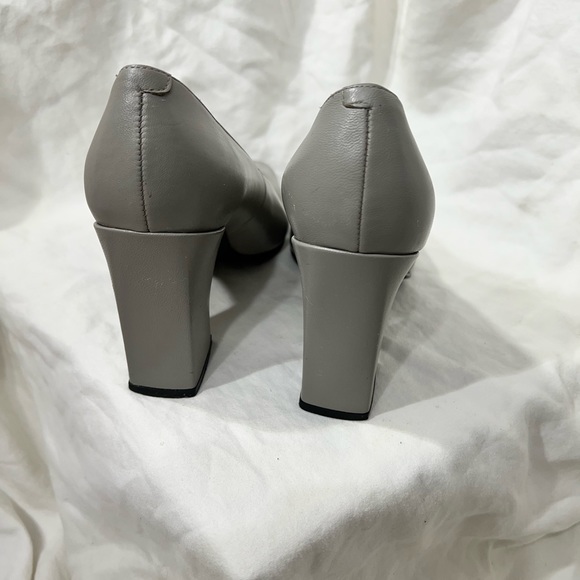 GRAY LEATHER SHOES SOURCE UNKNOWN 6 1/2 B, HEEL HEIGHT IS 3 1/2” INCHES. - Picture 3 of 16